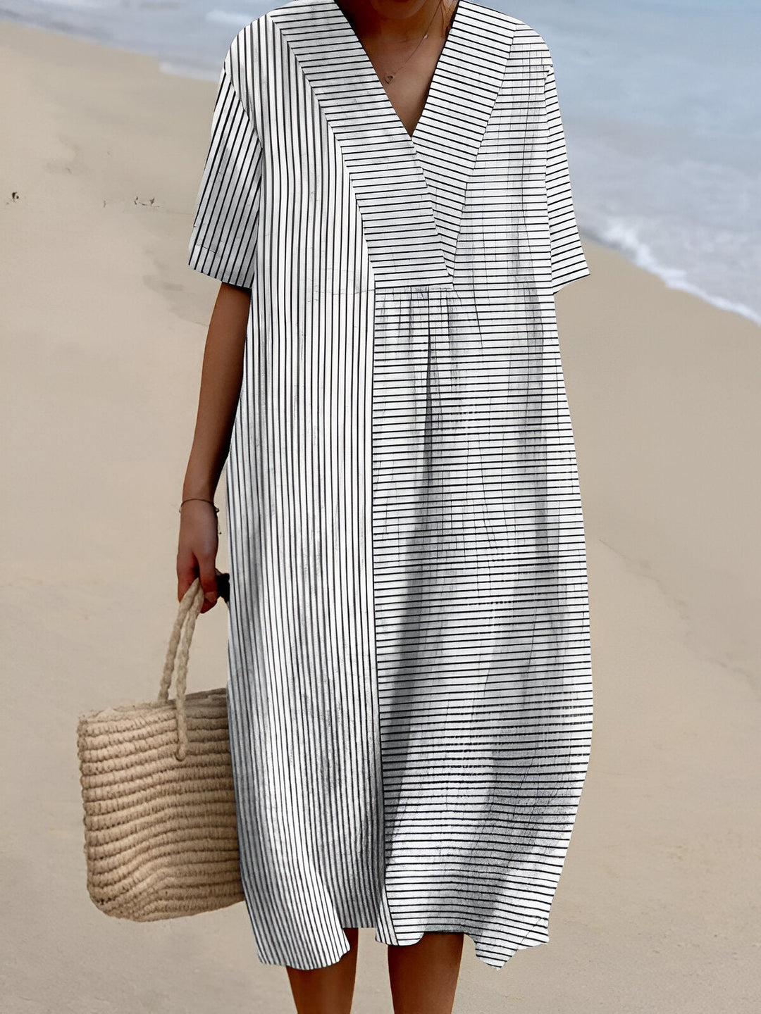 Gestreiftes Midikleid für den Sommer – Drapierte A-Linien-Struktur mit überlappendem V-Ausschnitt
