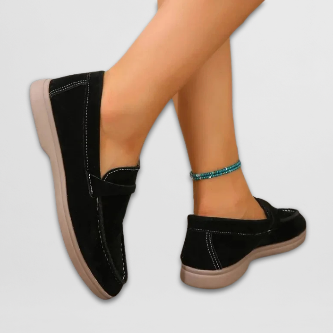 Slip-On-Loafer Damen – Oberfläche in Wildlederoptik mit aufgenähtem Obermaterialeinsatz